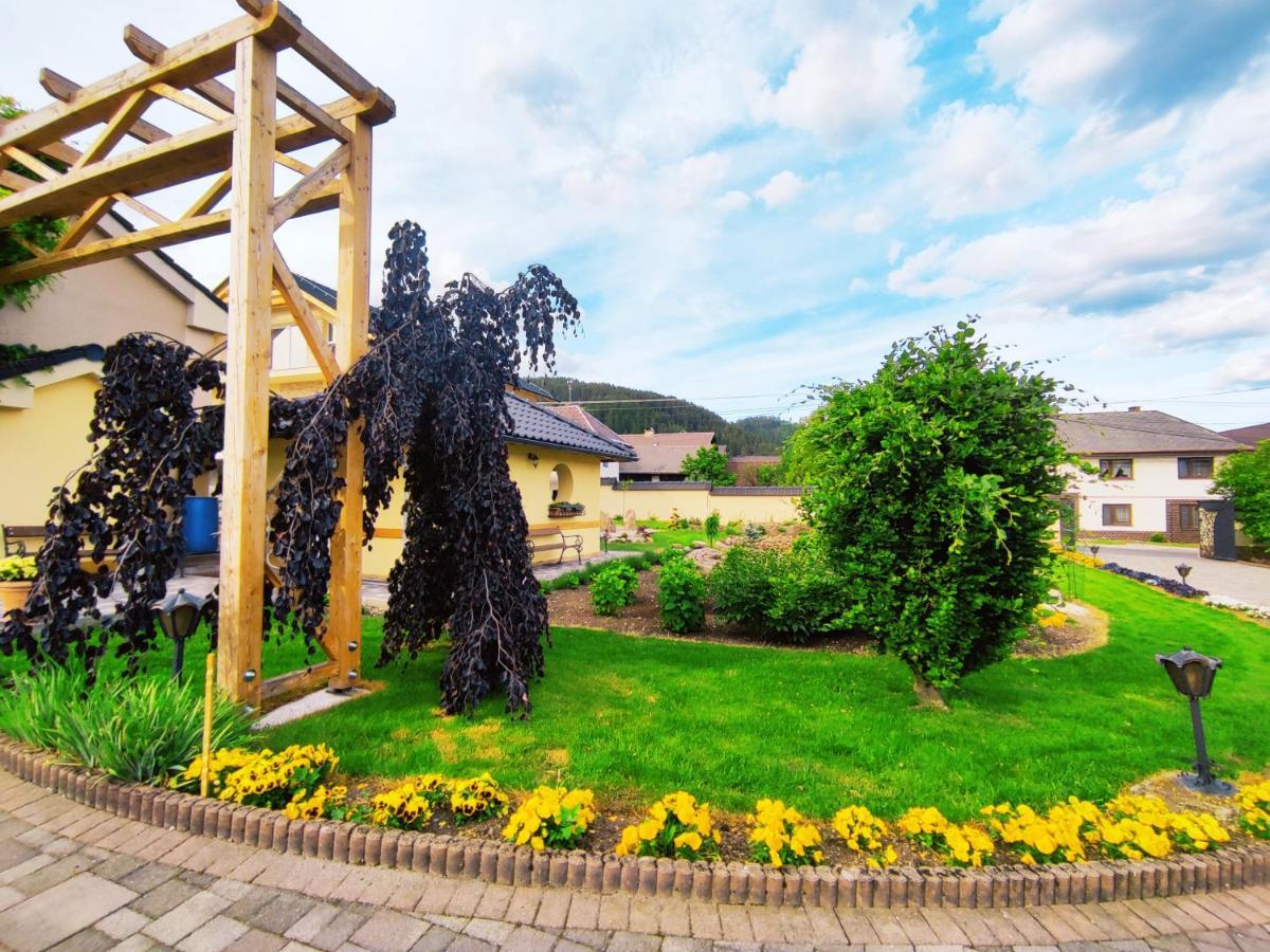 Penzion Lucs Heľpa Exteriér fotografie