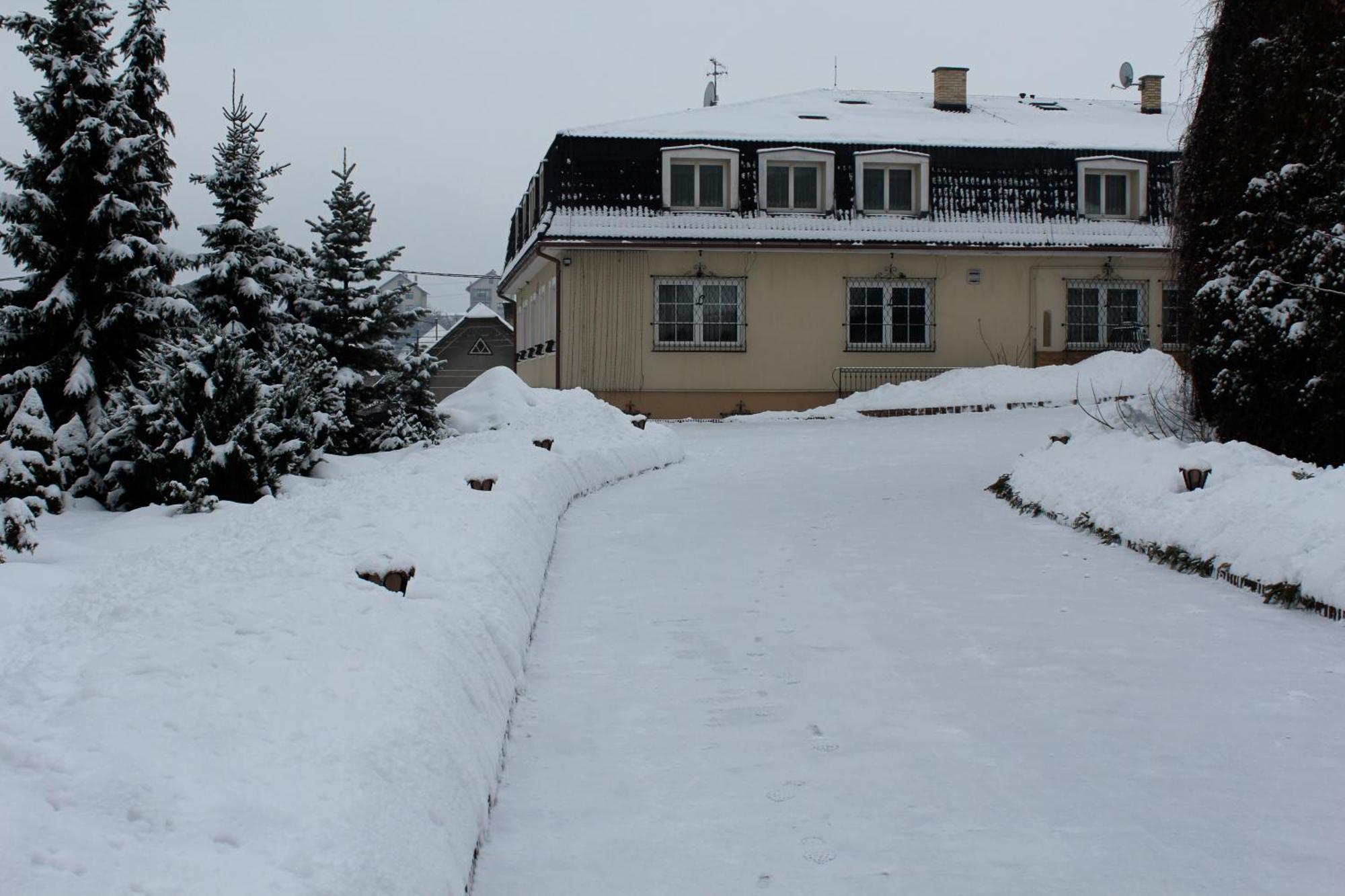 Penzion Lucs Heľpa Exteriér fotografie
